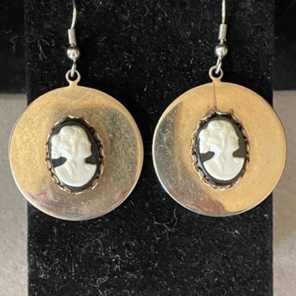 Carved Cameos Set on Black Stone Scalloped Framed on Gold Medallion Hook Earring - Picture 4 of 7
